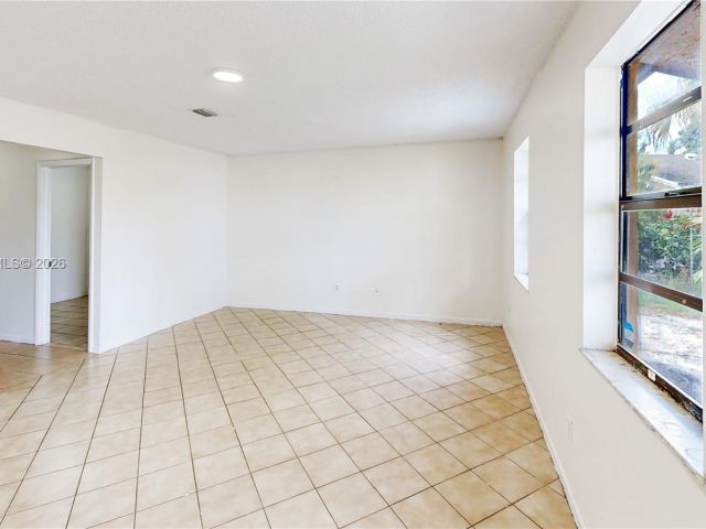 Продажа дома по адресу 1664 SW 2nd Ct - фото 7459447