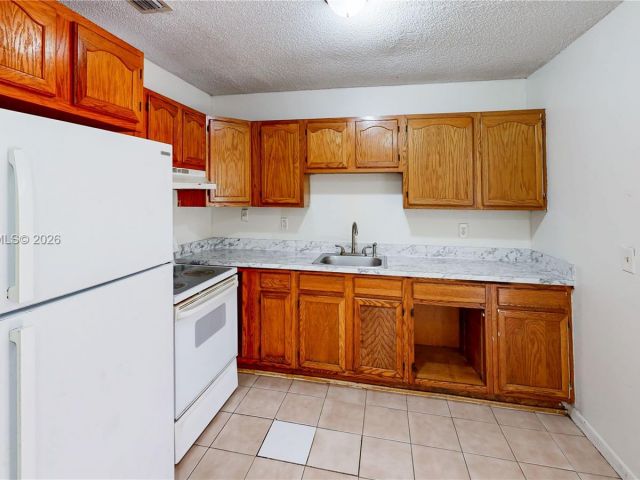 Продажа дома по адресу 1664 SW 2nd Ct - фото 7459449