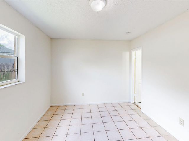 Продажа дома по адресу 1664 SW 2nd Ct - фото 7459457