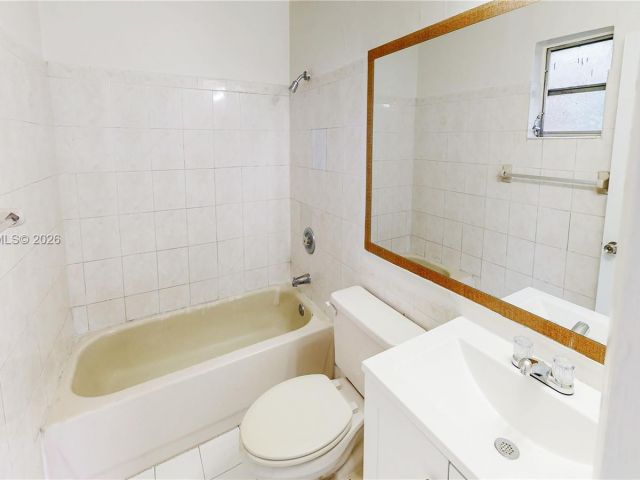 Продажа дома по адресу 1664 SW 2nd Ct - фото 7459458