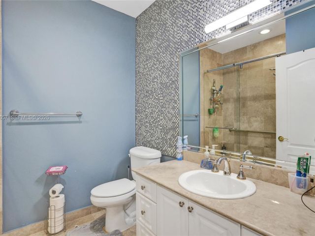 Продажа дома по адресу 18450 NE 30th place 18450 - фото 7476411