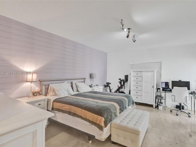 Продажа дома по адресу 18450 NE 30th place 18450 - фото 7476415