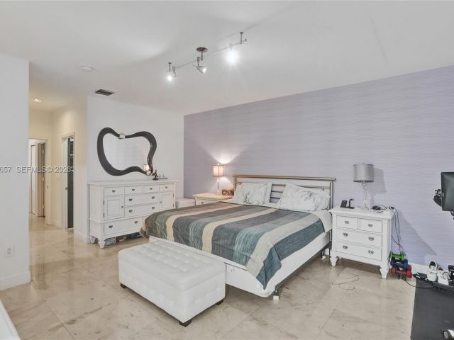 Продажа дома по адресу 18450 NE 30th place 18450 - фото 7476417