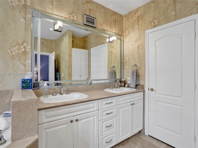 Продажа дома по адресу 18450 NE 30th place 18450 - фото 7476419