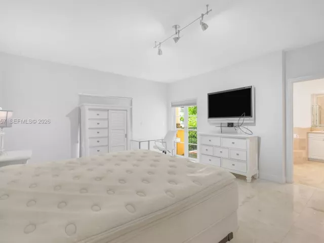 Продажа дома по адресу 18450 NE 30th place - фото 7581275