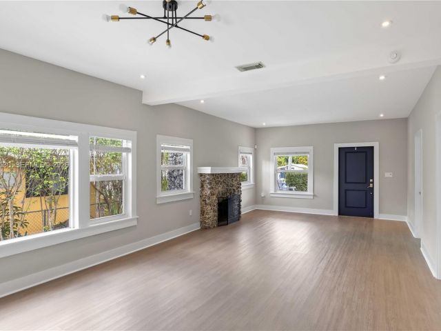 Продажа дома по адресу 2434 SW 15th St - фото 7503697