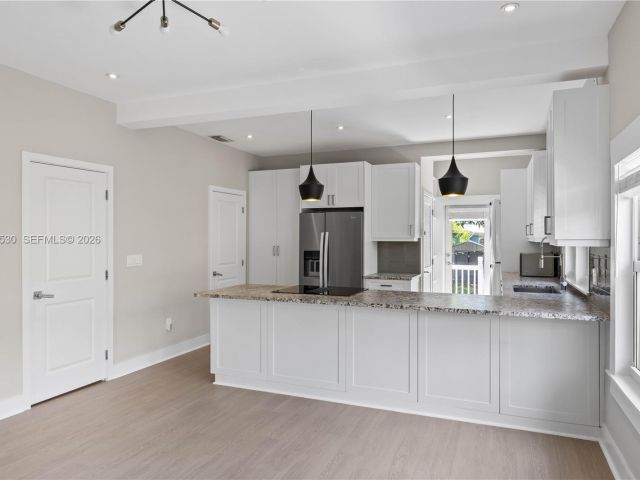 Продажа дома по адресу 2434 SW 15th St - фото 7503703