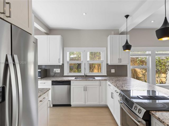 Продажа дома по адресу 2434 SW 15th St - фото 7503704