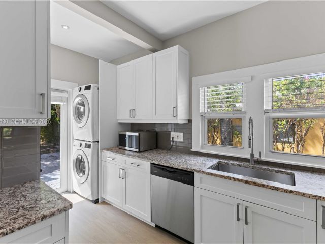 Продажа дома по адресу 2434 SW 15th St - фото 7503706