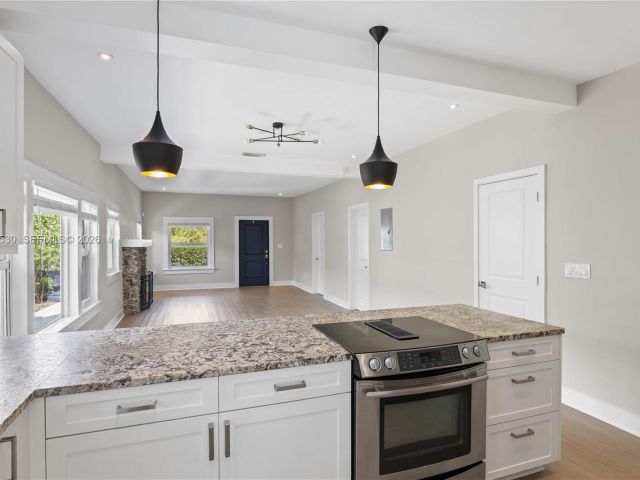 Продажа дома по адресу 2434 SW 15th St - фото 7503707