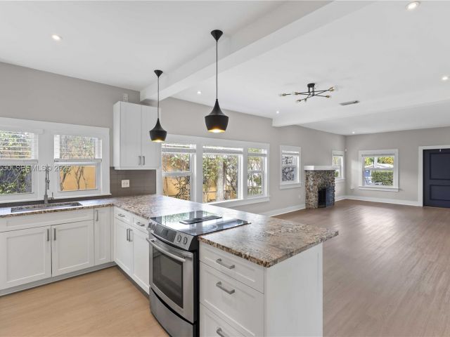 Продажа дома по адресу 2434 SW 15th St - фото 7503708