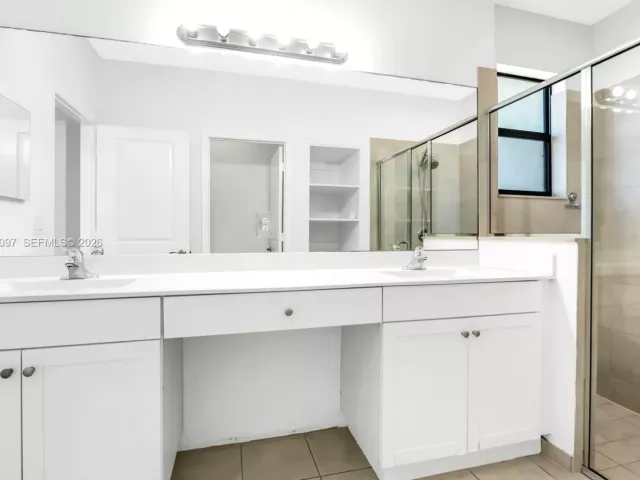 Дом в аренду по адресу 2541 SE 1st St - фото 7540512