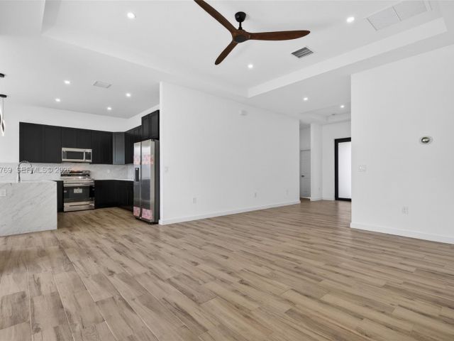 Продажа дома по адресу 3040 NW 24th St - фото 7482500