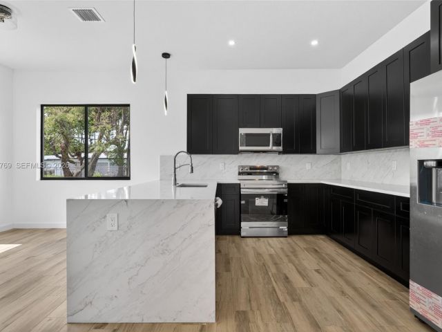 Продажа дома по адресу 3040 NW 24th St - фото 7482501