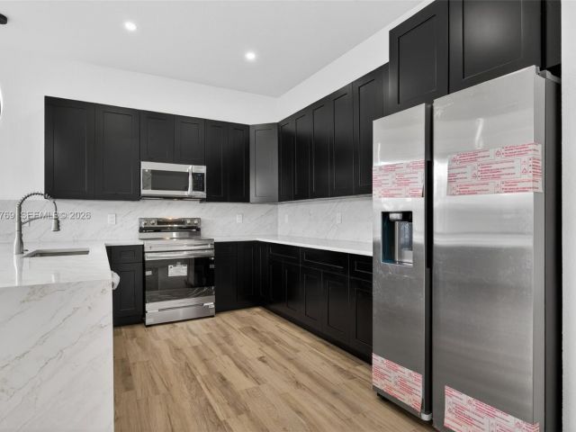 Продажа дома по адресу 3040 NW 24th St - фото 7482502