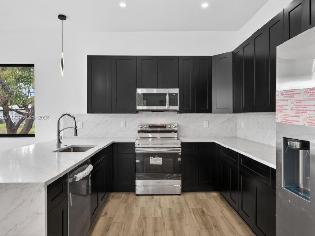 Продажа дома по адресу 3040 NW 24th St - фото 7482503