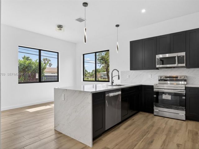 Продажа дома по адресу 3040 NW 24th St - фото 7482504