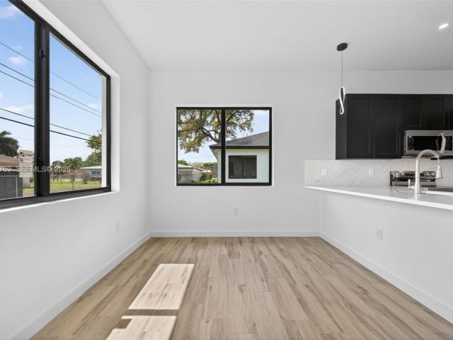 Продажа дома по адресу 3040 NW 24th St - фото 7482505