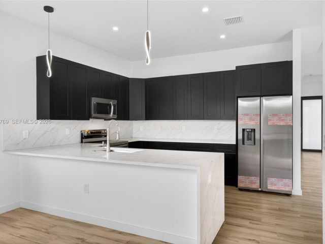 Продажа дома по адресу 3040 NW 24th St - фото 7482506