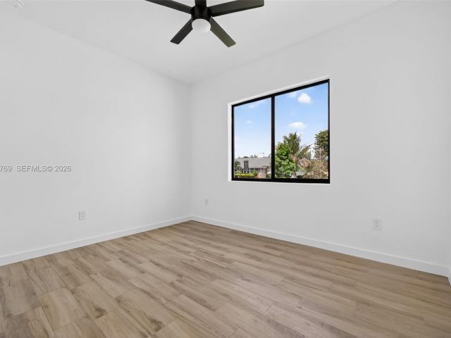 Продажа дома по адресу 3040 NW 24th St - фото 7482507