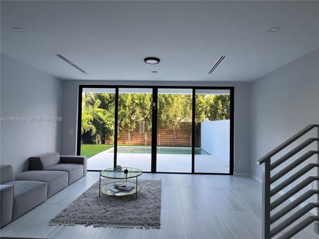 Продажа дома по адресу 1533 SW 22 terrace - фото 7463608