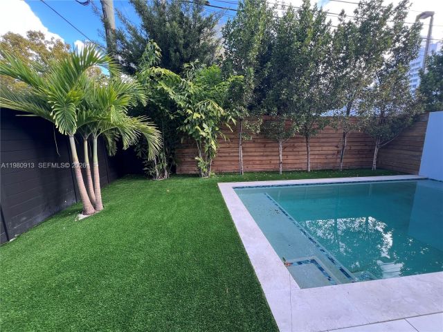 Продажа дома по адресу 1533 SW 22 terrace - фото 7463612