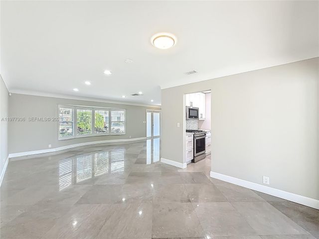 Дом в аренду по адресу 2770 NE 8th Ct - фото 7531114