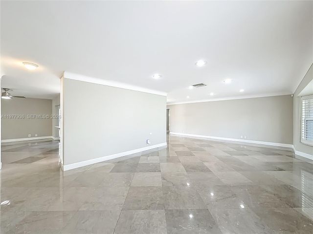 Дом в аренду по адресу 2770 NE 8th Ct - фото 7531115