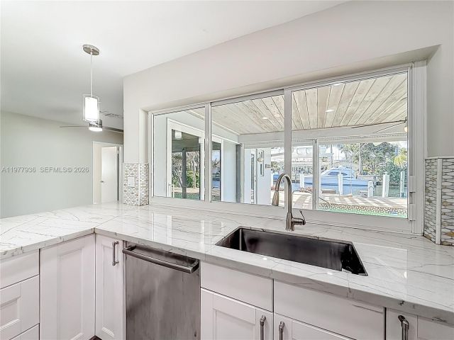 Дом в аренду по адресу 2770 NE 8th Ct - фото 7531117