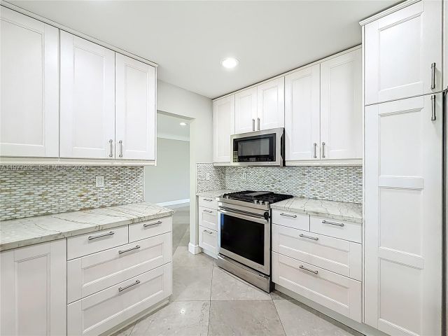 Дом в аренду по адресу 2770 NE 8th Ct - фото 7531120