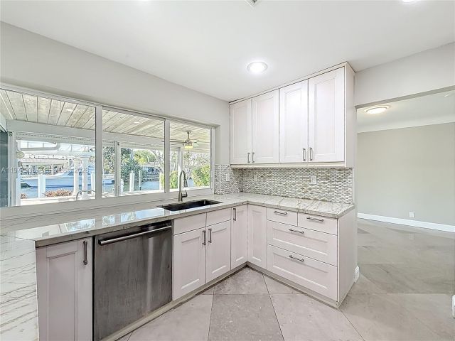 Дом в аренду по адресу 2770 NE 8th Ct - фото 7531121