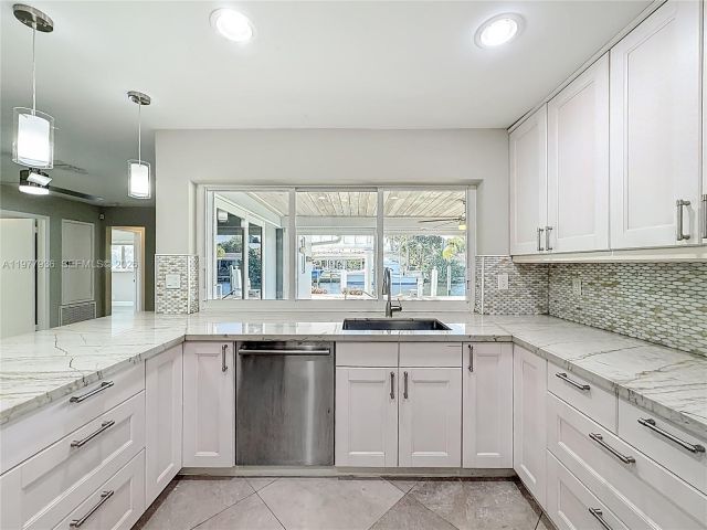 Дом в аренду по адресу 2770 NE 8th Ct - фото 7531122