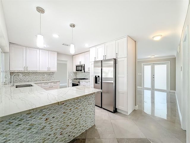 Дом в аренду по адресу 2770 NE 8th Ct - фото 7531123