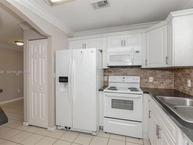 Дом в аренду по адресу 809 SW 8th Ave - фото 7461931