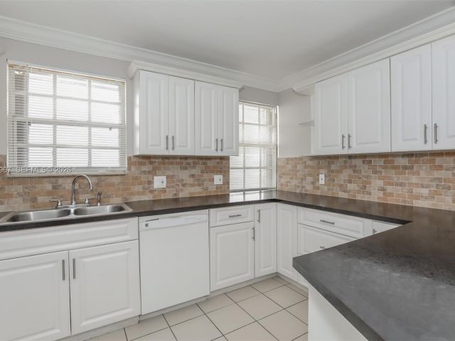 Дом в аренду по адресу 809 SW 8th Ave - фото 7461932