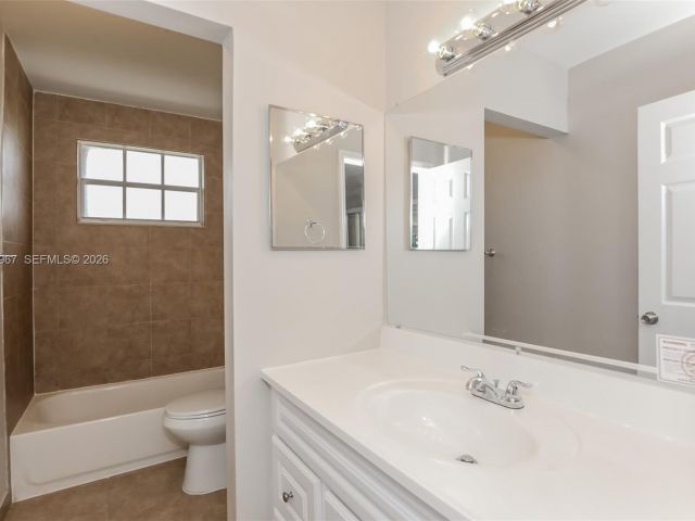 Дом в аренду по адресу 809 SW 8th Ave - фото 7461938