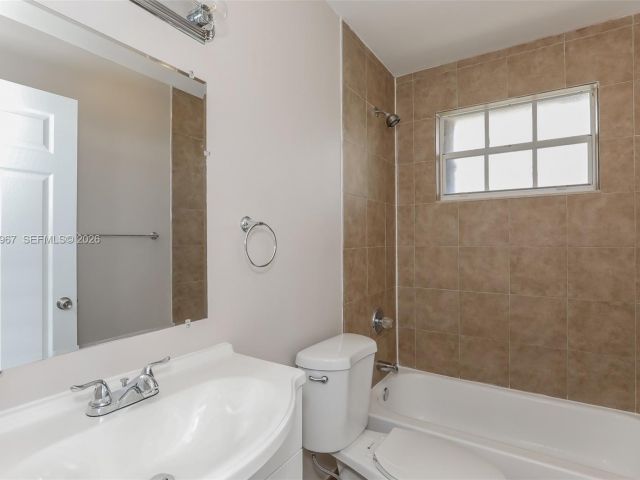 Дом в аренду по адресу 809 SW 8th Ave - фото 7461939