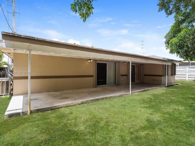 Дом в аренду по адресу 809 SW 8th Ave - фото 7461940