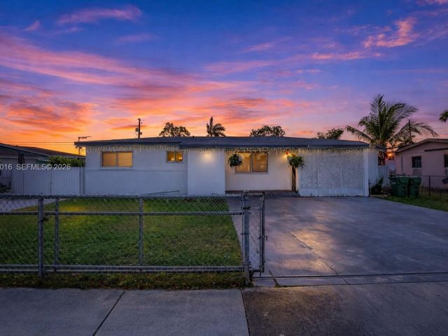 Продажа дома по адресу 1570 NE 9th St - фото 7459567