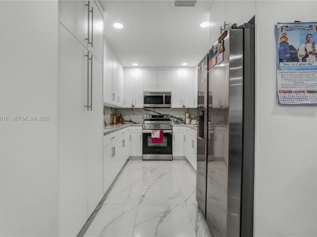 Продажа дома по адресу 1570 NE 9th St - фото 7459569