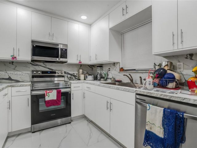 Продажа дома по адресу 1570 NE 9th St - фото 7459570