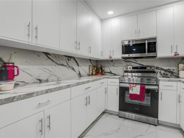 Продажа дома по адресу 1570 NE 9th St - фото 7459571