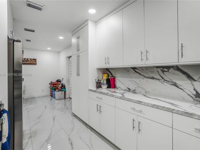 Продажа дома по адресу 1570 NE 9th St - фото 7459572