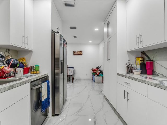 Продажа дома по адресу 1570 NE 9th St - фото 7459573