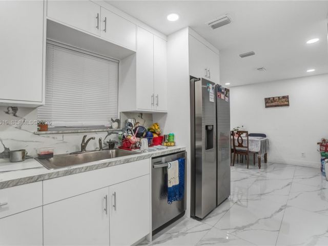 Продажа дома по адресу 1570 NE 9th St - фото 7459574