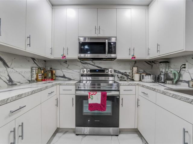 Продажа дома по адресу 1570 NE 9th St - фото 7459575