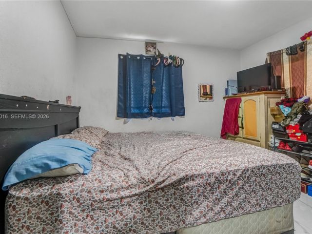 Продажа дома по адресу 1570 NE 9th St - фото 7459576