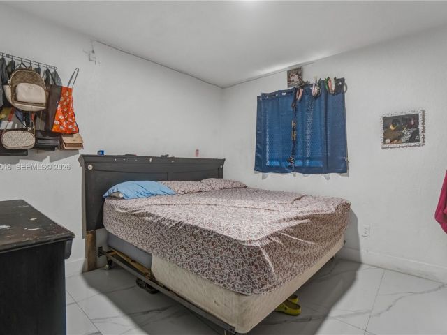 Продажа дома по адресу 1570 NE 9th St - фото 7459577