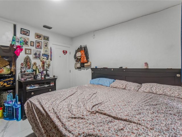 Продажа дома по адресу 1570 NE 9th St - фото 7459578