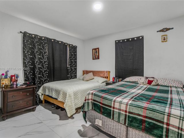 Продажа дома по адресу 1570 NE 9th St - фото 7459579